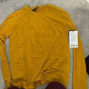 NWT large Men’s lululemon metal vent tech long sleeve 2.0 in mustard